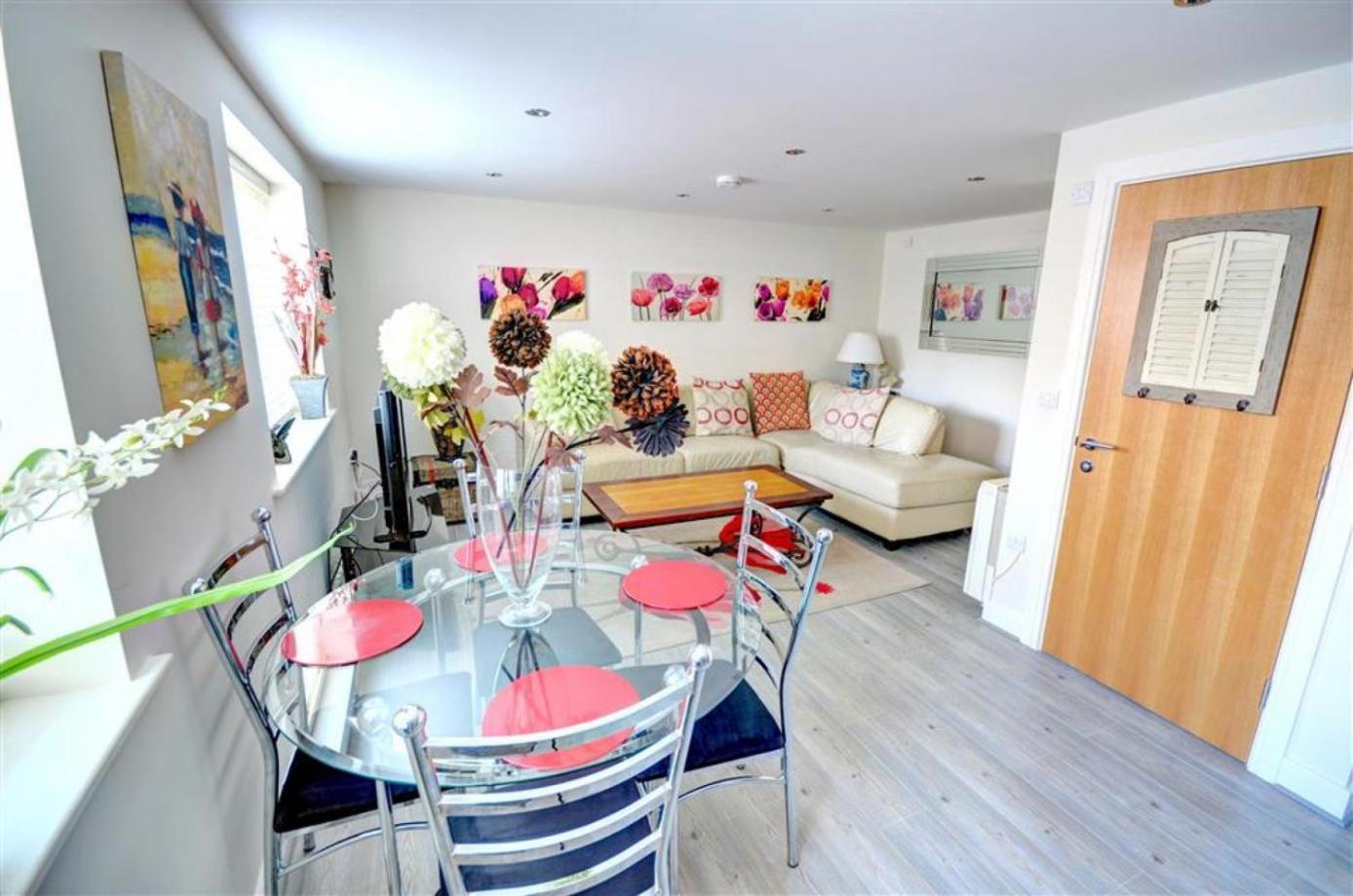 Hotties House - Two-Bed Cottage, Dog-Friendly & Off-Street Parking - Скарбъро Екстериор снимка
