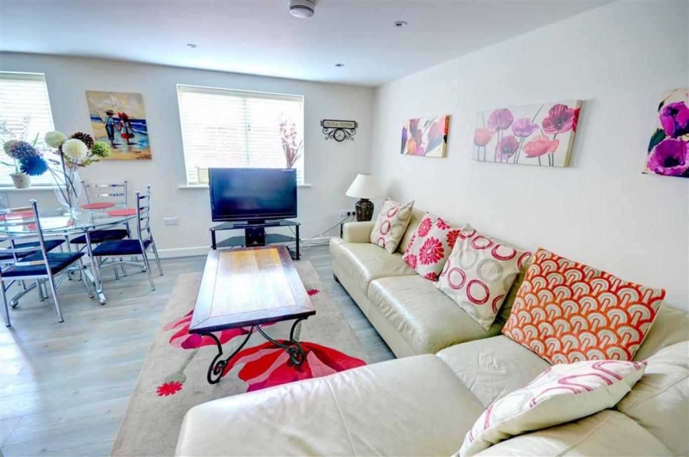 Hotties House - Two-Bed Cottage, Dog-Friendly & Off-Street Parking - Скарбъро Екстериор снимка